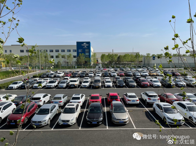 感觉内部停车场已经停满了,部分员工只能把车停在外面的马路边.