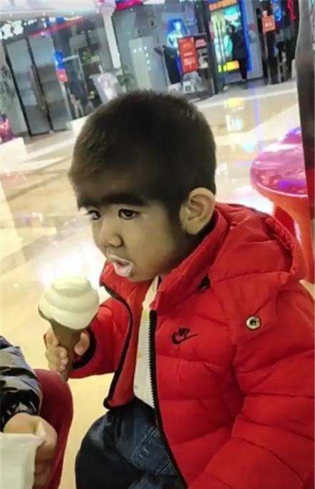 还记得中国毛娃于震寰吗网友好奇他儿子长毛不现在他来了