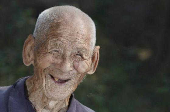 被死神遗弃的老人横跨3个世纪140多岁子孙全都熬不过他