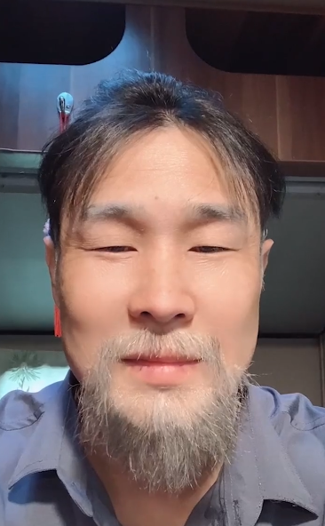 小沈阳罕见晒老年妆胡子花白眼睛眯成缝却被网友质疑割双眼皮
