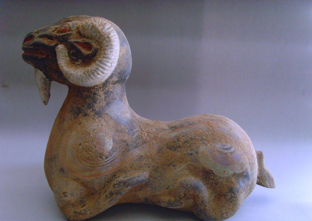 另外羊纹在我国社会的历史长河中具有很多种功能,其中最突出的功能就