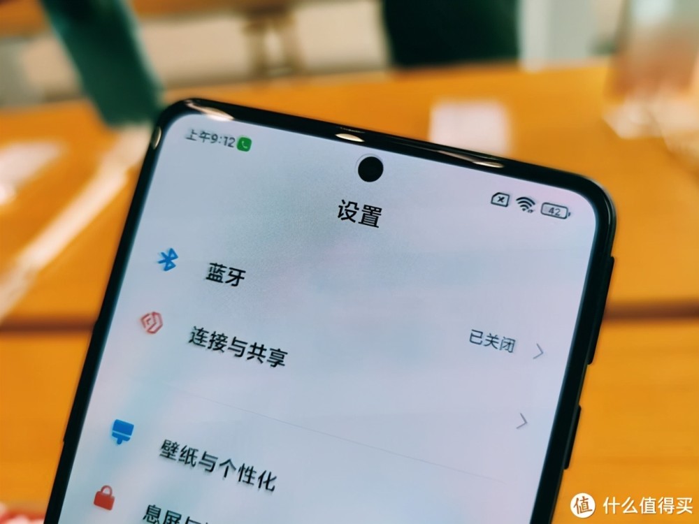 屏幕方面,k40游戏增强版采用了oled柔性挖孔屏屏,这也是redmi第一款