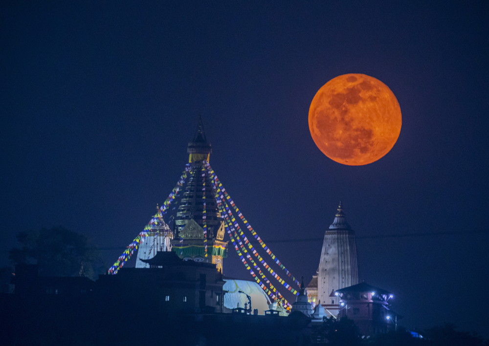 外代二线超级月亮现身夜空