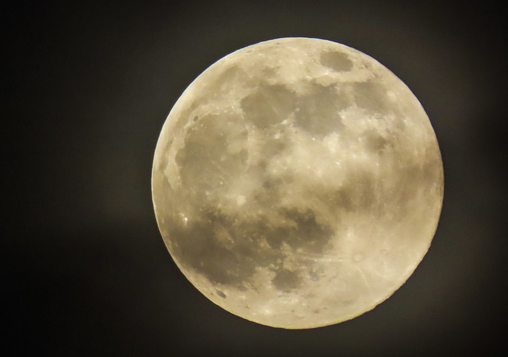 外代二线超级月亮现身夜空2