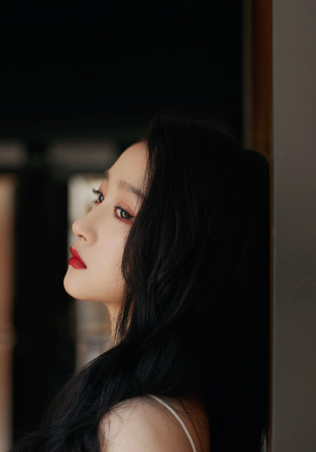 鹿晗要吃醋系列关晓彤化大红唇穿吊带裙风情万种女人味十足