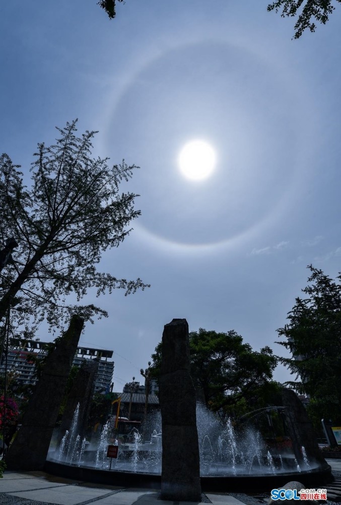 四川在线记者在东部新区看到,彩色光环镶嵌在太阳周围,十分耀眼夺目.