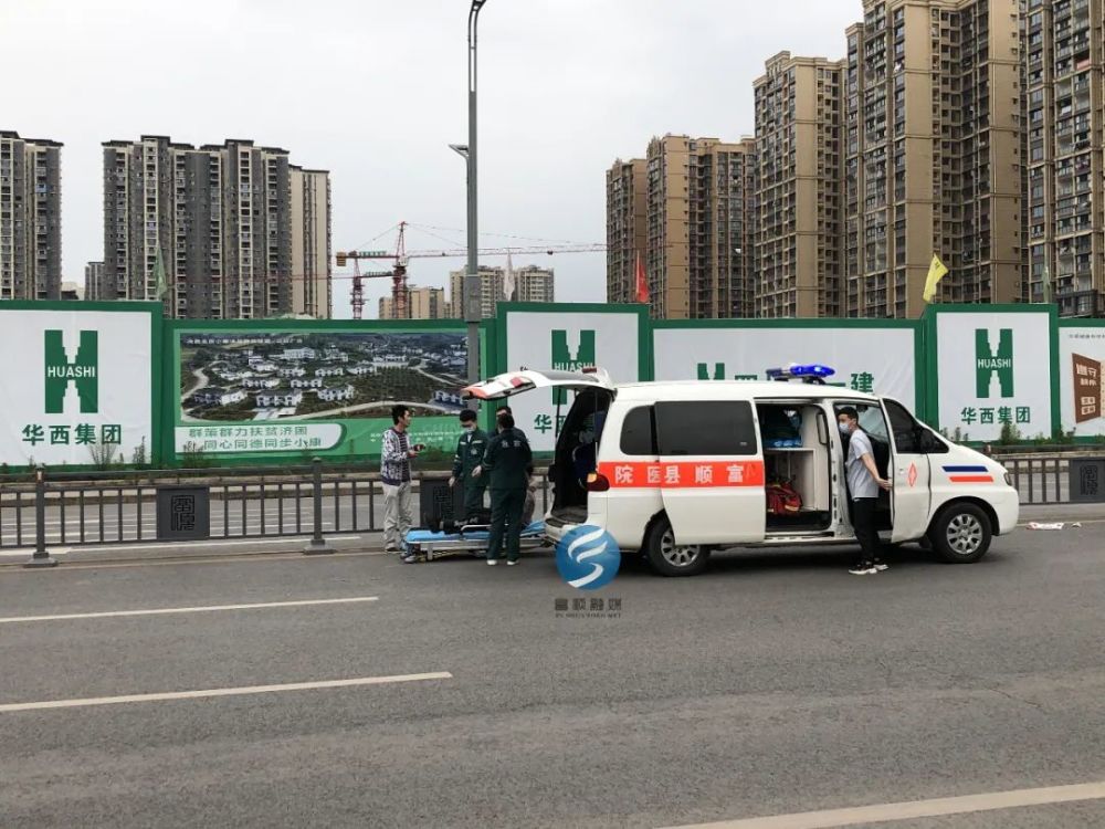 富顺二环路一电动车与小车相撞,现场