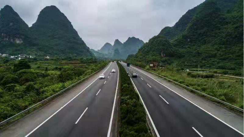 桂林至钟山高速公路图片