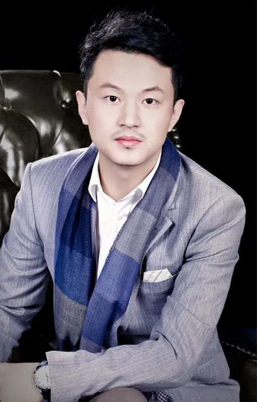 【正见·众声】东莞楷模卢凯:高定是迎合时尚,满足个性与完美落地_腾