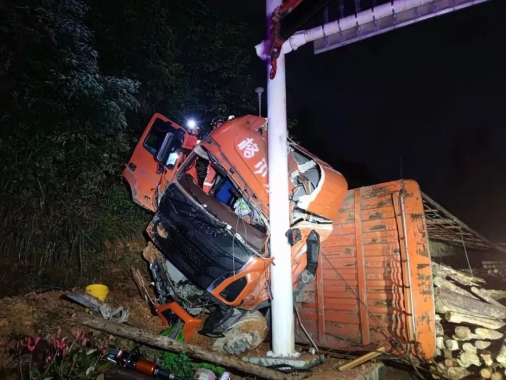 赞!货车深夜突然侧翻,天柱消防成功救援