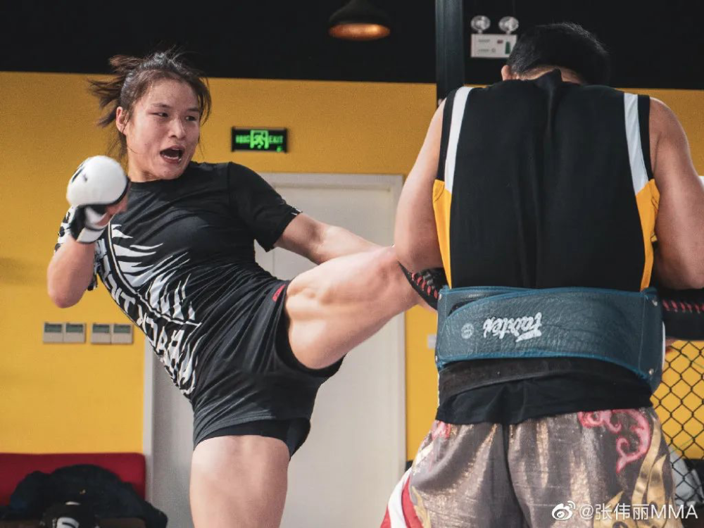 格斗女王张伟丽跌落神坛:下来漂亮点,就可以了_腾讯新闻
