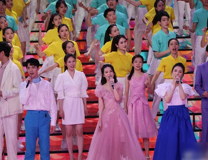 五四青年晚会路透曝光白敬亭张彬彬比帅迪丽热巴同框吴磊好甜蜜