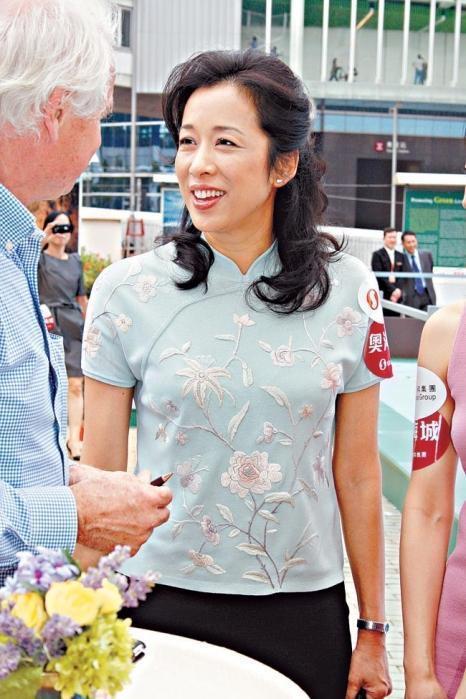 旗袍造型,同时淡蓝色清新脱俗,淡雅清新,增强了朱玲玲的优雅知性魅力