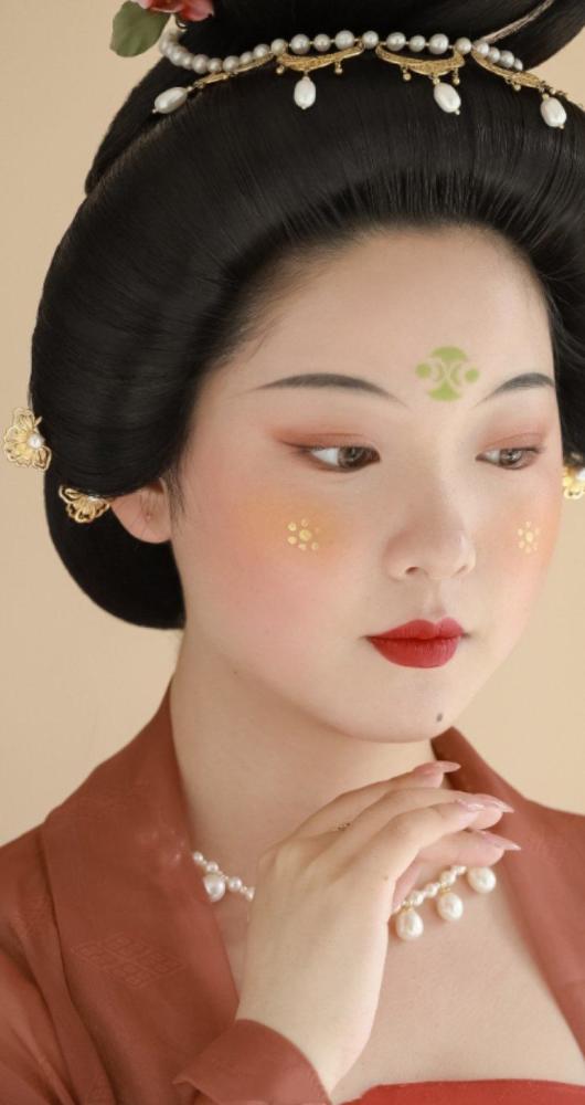 有的人喜欢中国古代的文化,古代美女的妆容,研究起了古代人的眉形.