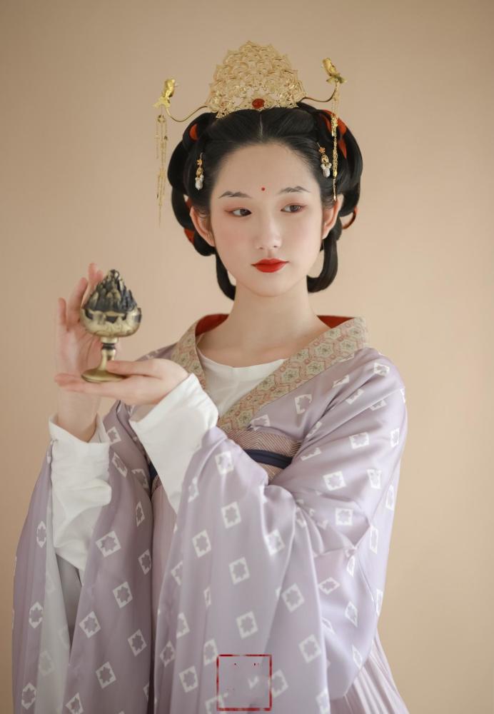 将眉毛化成小重山美妆博主玩转古代网友直呼古装剧需要你