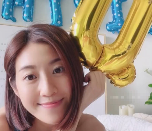 陈自瑶晒出了自己为女儿庆祝生日布置现场的照片,陈自瑶素颜出镜穿着