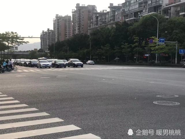 实拍福州金山大道每个路口拥堵点不是路的问题而是车和人