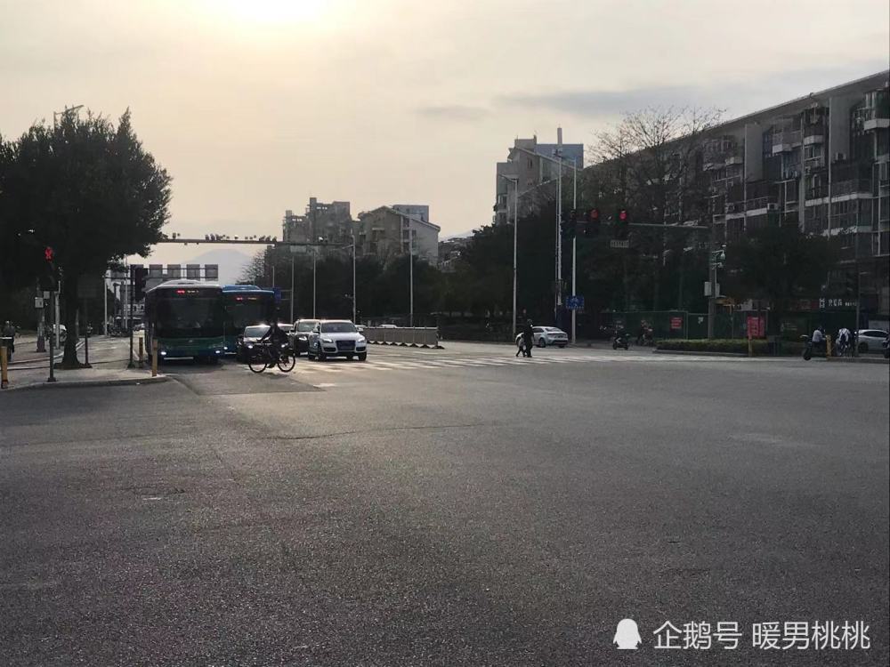 实拍福州金山大道每个路口拥堵点不是路的问题而是车和人