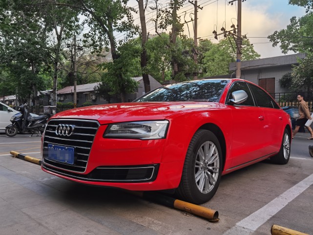 这台大红色的奥迪8l 看起来一点不落伍