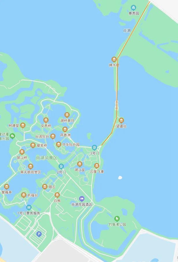 尚湖风景区穿湖大堤道路较窄,容易出现车辆排队的情况,请过往车友欣赏