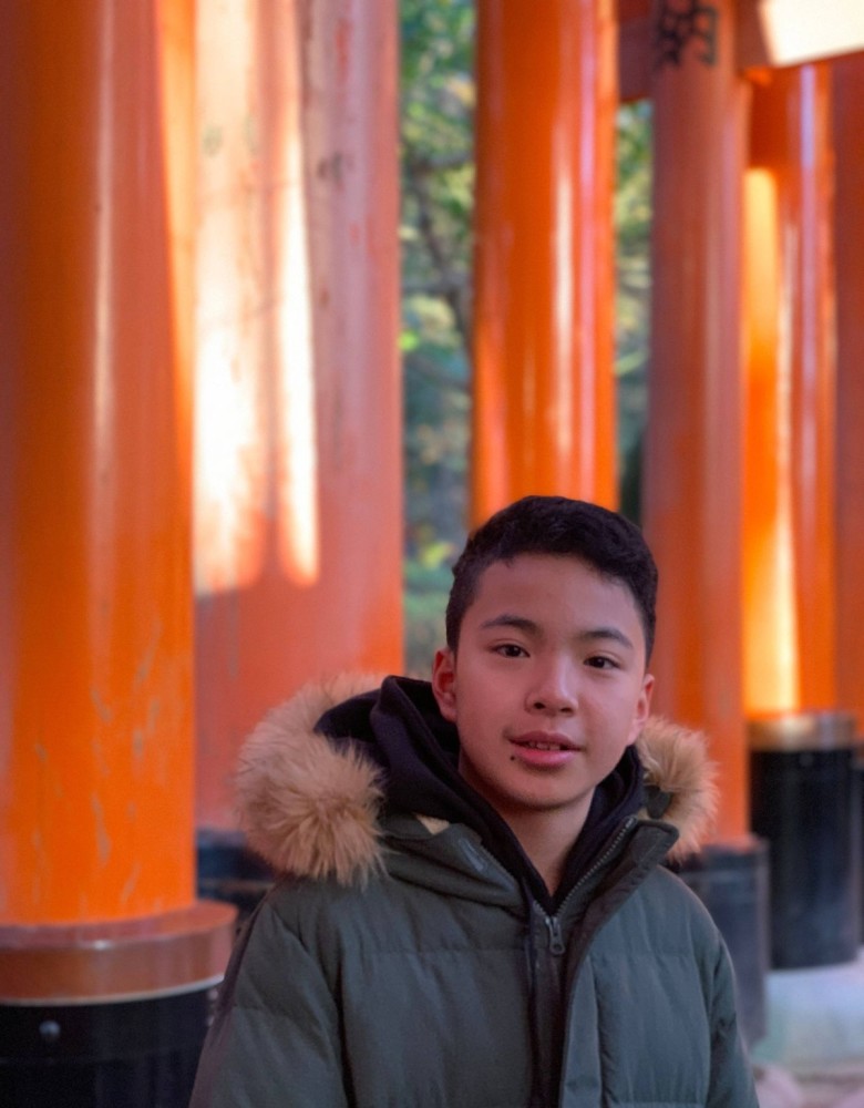 王中磊15岁儿子近照曝光嘴角一颗黑痣抢镜双手插兜气质沉稳