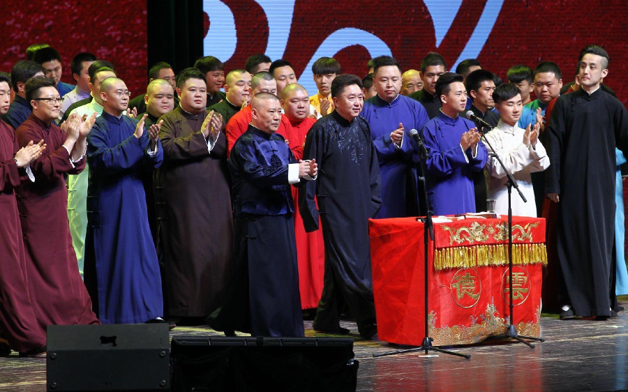 因为五一有演出,最近郭德纲视察天津德云社去了.