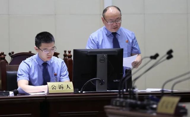 阳江法院审理因酒后聊天意见不合引发故意杀人案被告曾暴力致其哥哥