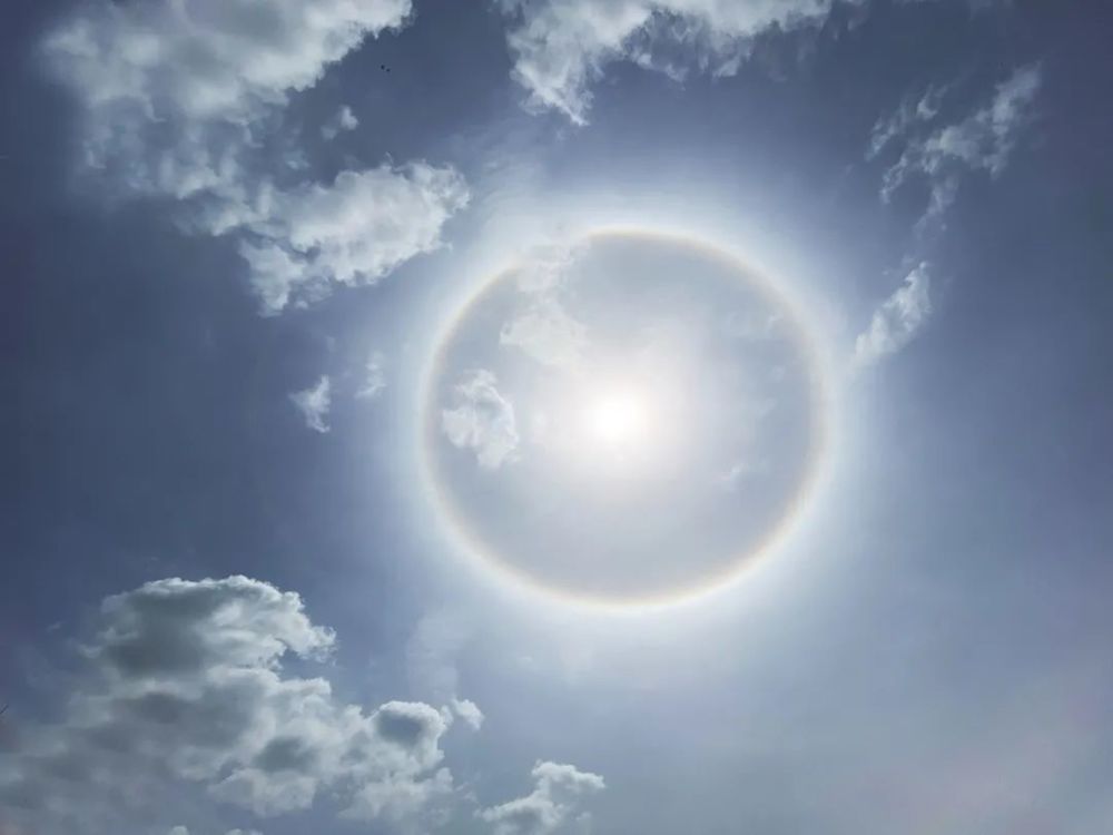 美龙泉驿上空出现日晕奇观