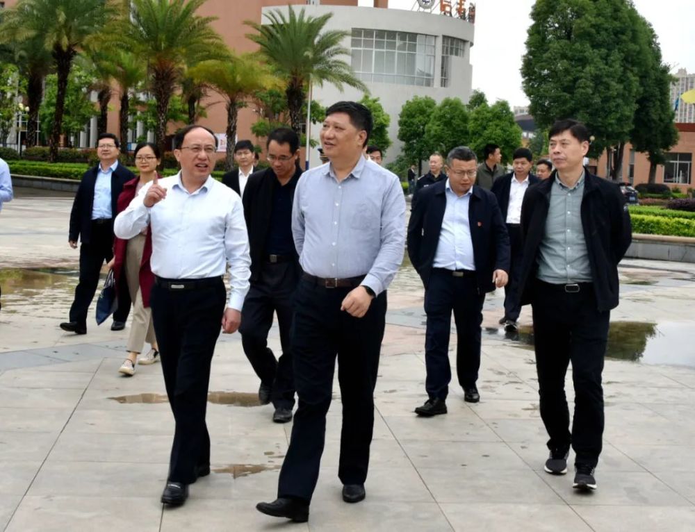 钟旭辉继续加码强化保障推动信丰教育实现新的腾飞