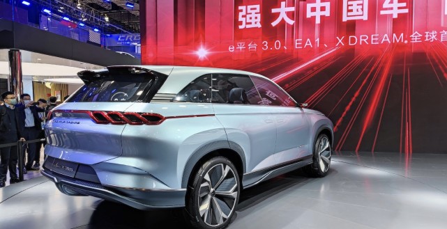 采用新车标使用对开门悬浮式座椅比亚迪xdream