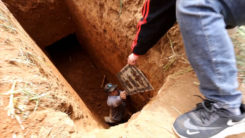 洛阳大叔们一年挖造200多个墓坑:为逝去者建个美好的"房子"_腾讯新闻