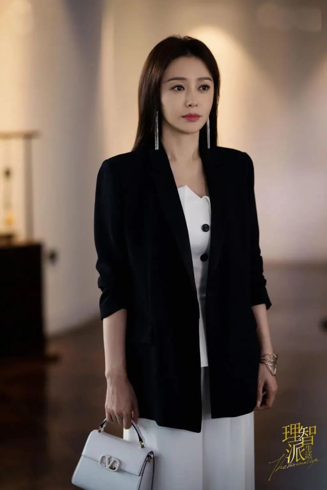 小个子学秦岚理智派职场穿搭简约干练御姐气质俘获小奶狗