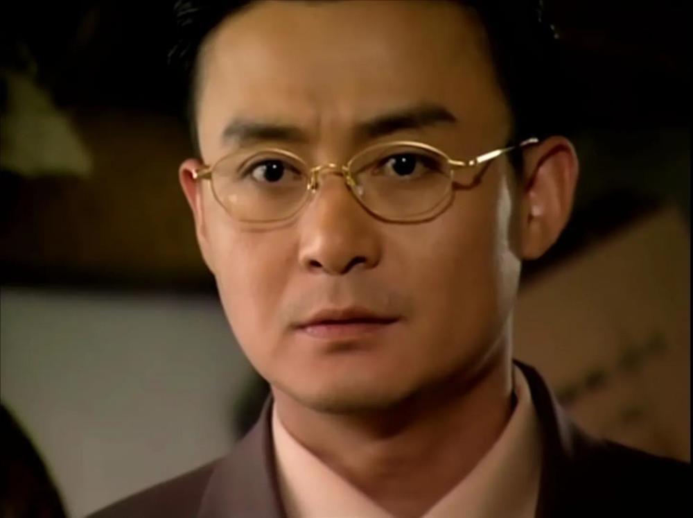 照片,误以为那是曼桢;两人不仅形似,且神似,沈世钧的父亲瞟了曼桢一眼