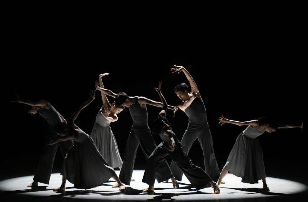 4月28日,演员表演芭蕾《梦蝶》.新华社记者 金良快 摄