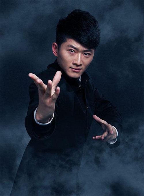 其中虚构了一个叫做谢文东的主人公,主要讲述的就是弱者变成东北大佬