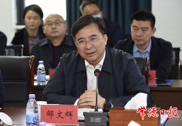 航空交通发展进行调研,并与省机场管理集团公司副总经理喻辉进行座谈