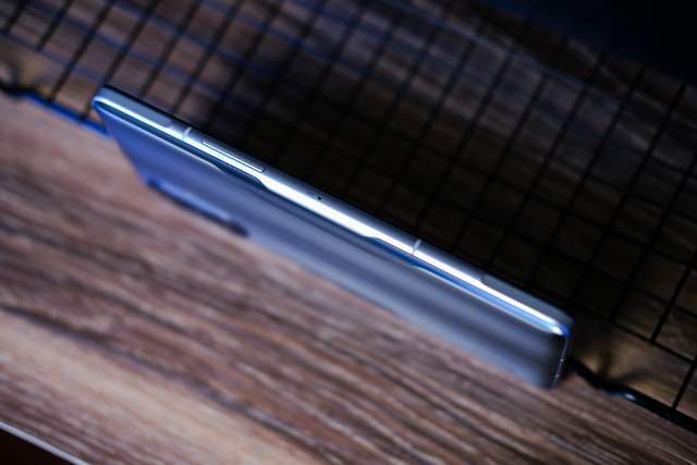 k40游戏版依然采用了侧边指纹设计,音量键被挪到了左侧,如果之前是