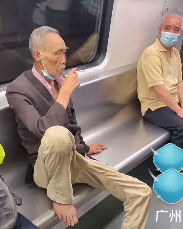 广州大爷地铁吸烟神情凶狠乘客不敢靠近纷纷躲避