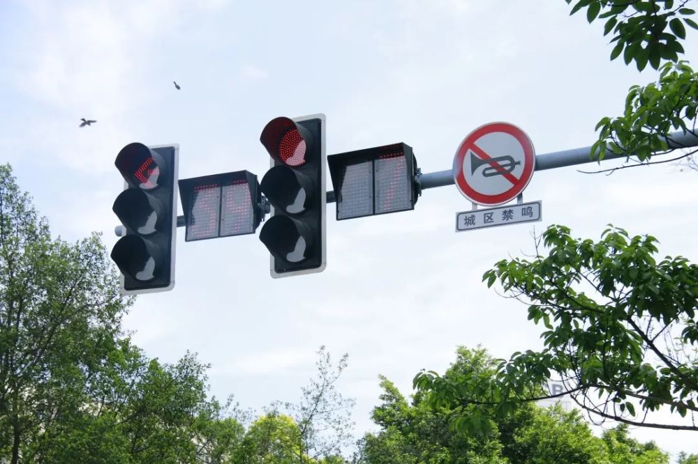 的车辆稍微慢一些,后面的车辆就不停鸣笛,一连串的鸣笛声让人很不舒服