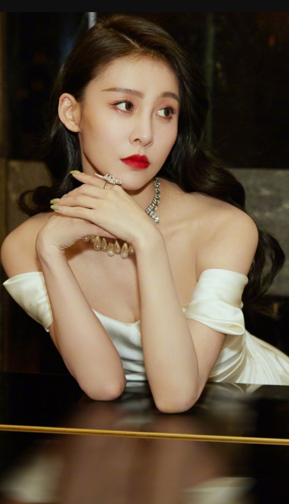 贾青美肩红唇气质诱惑