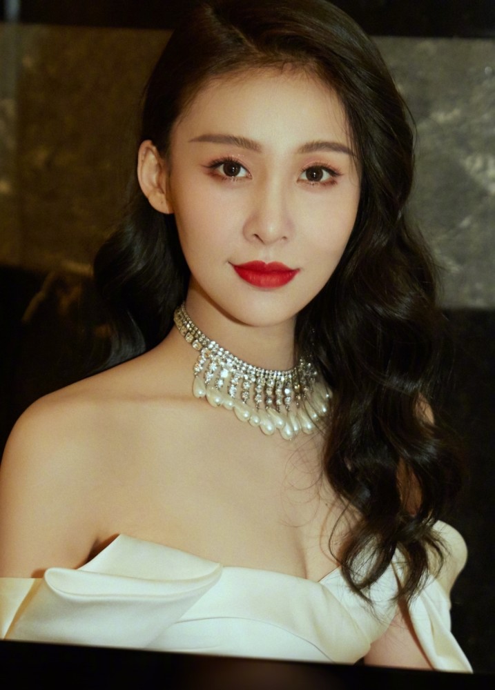 贾青美肩红唇气质诱惑