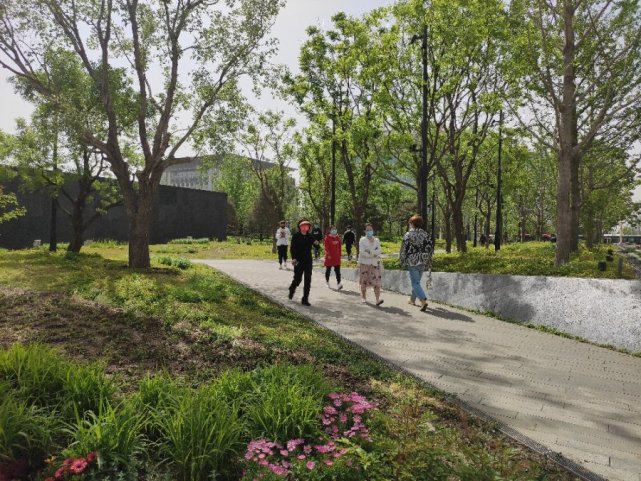 升级改造后的西单更新场,首先给人的印象是城市公园,其次才是商业空间