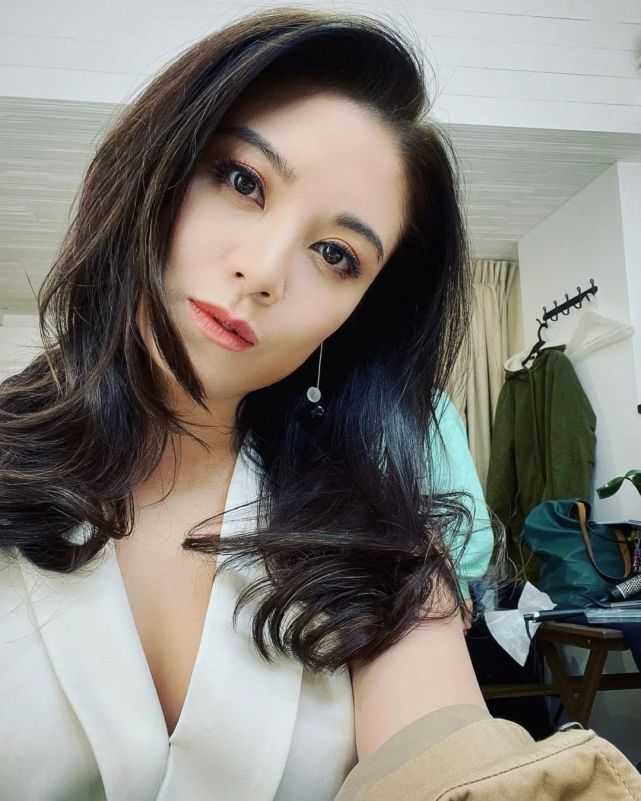 42岁廖碧儿被富二代降为朋友自爆追求者众不看重金钱