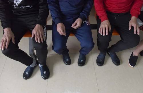 4名刑满释放人员只有罗某穿回自己入狱时带来的布鞋,其他人员因鞋子太