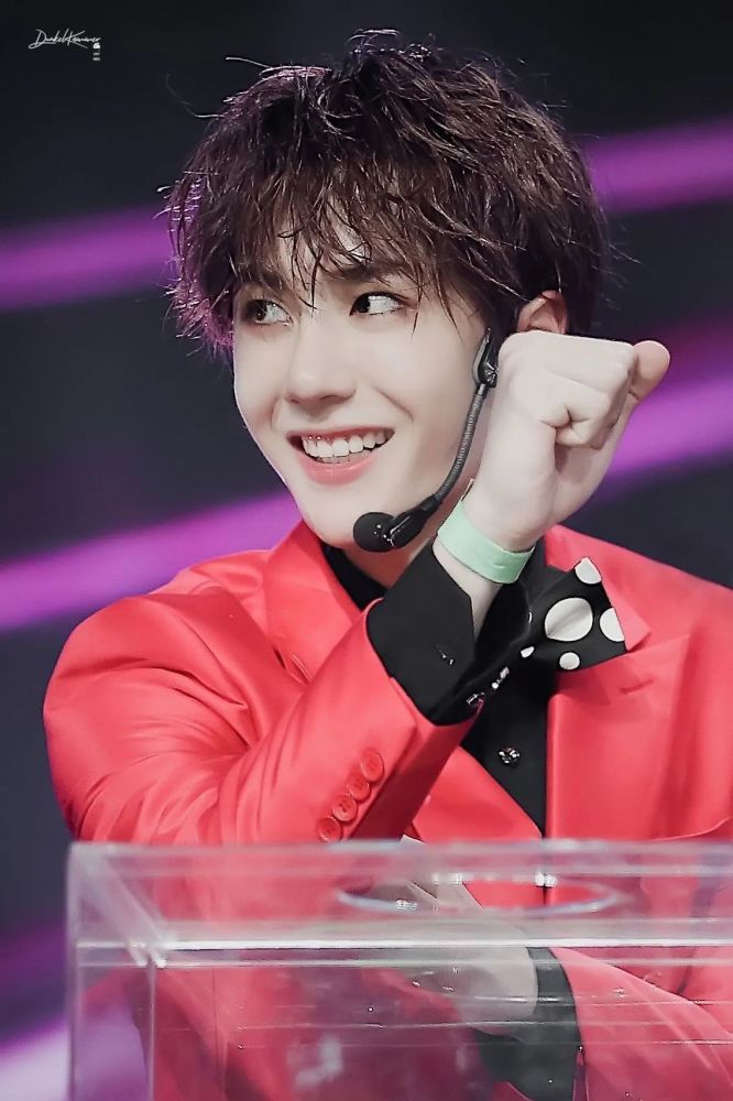 王一博壁纸:啵啵子治愈系笑容来了,让人沉溺在其中无法自拔