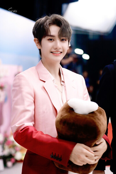 创造营2021 into1高卿尘精选壁纸_腾讯新闻