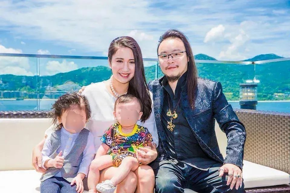 2018年,黎伟业一家入住比华利山别墅,那边是香港大浦的豪宅区,景观好