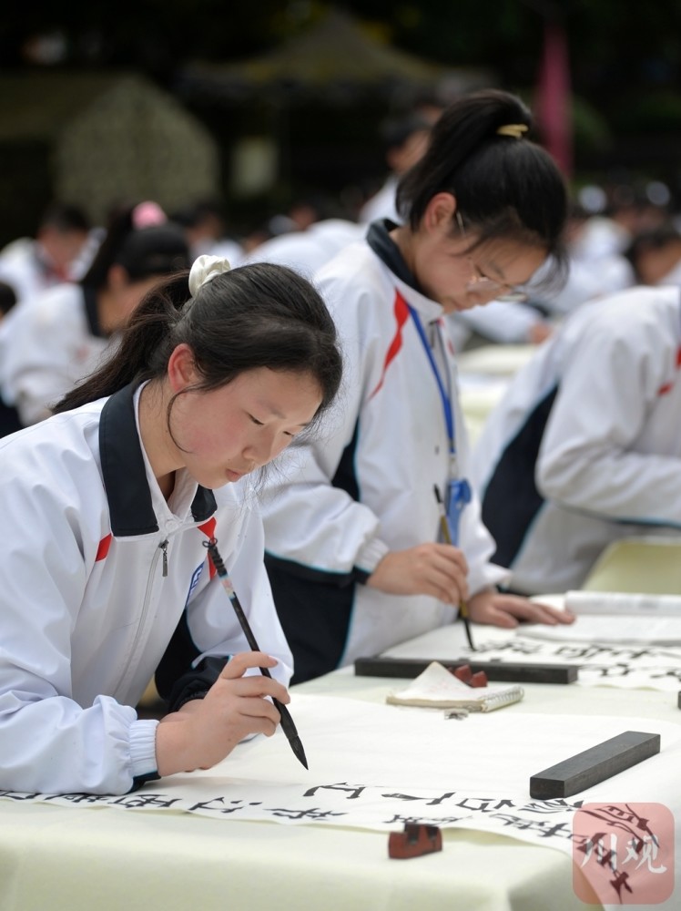 广安邻水:近千名中学生挥毫泼墨,弘扬传统文化