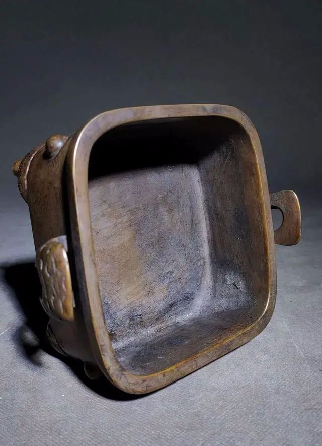 老师鉴定回复:藏友好,这只铜香炉造型方正,双耳外抱,弧度恰当,乳钉高