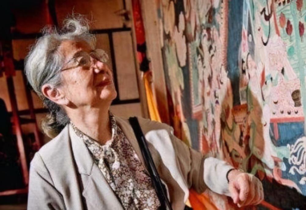 可偏偏赵忠清在她最困难无助的时候出现了,就像久